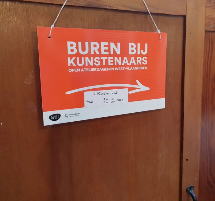 sfeerbeeld buren bij kunstenaars editie 2018 in 't pensionaat te Abele (Poperinge)